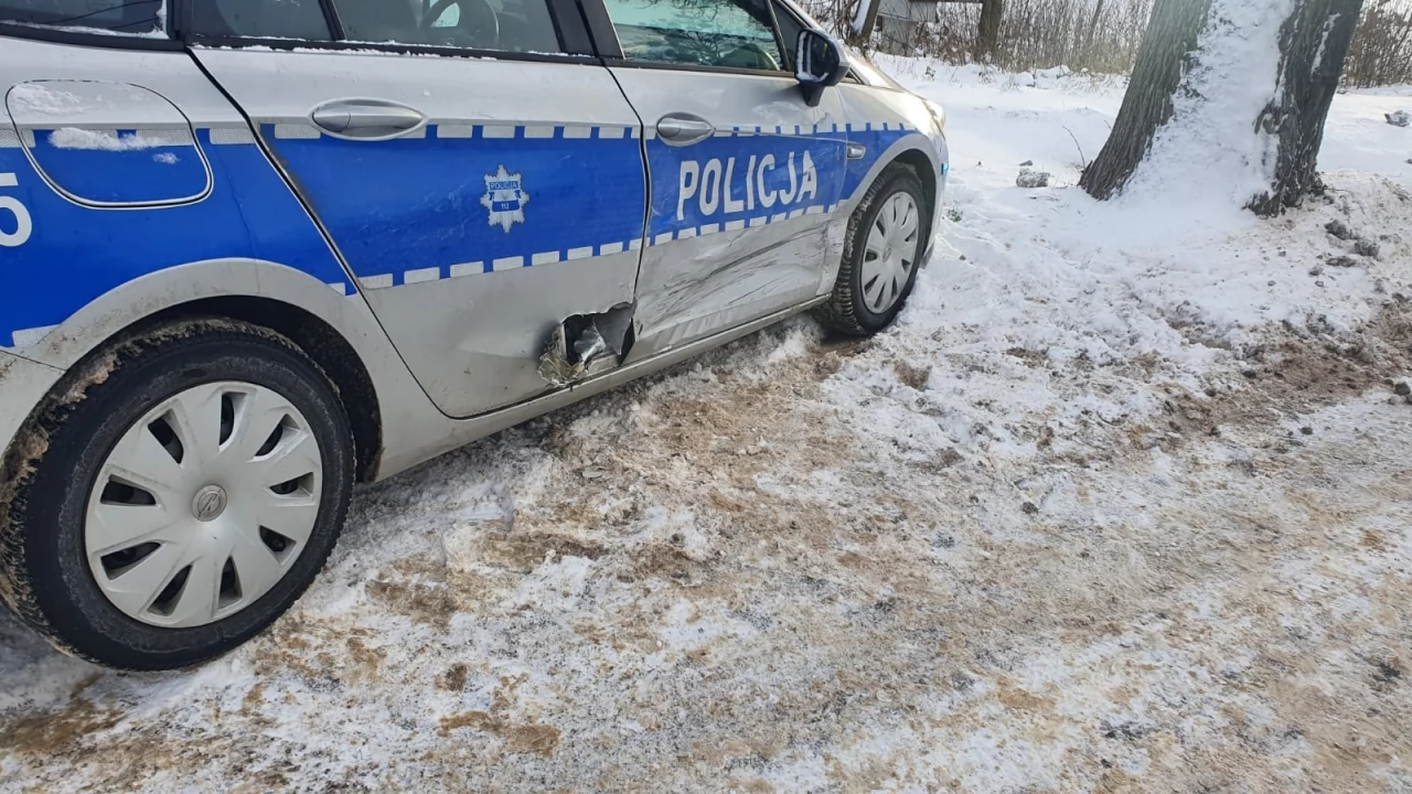 Zderzenie osobówki z radiowozem