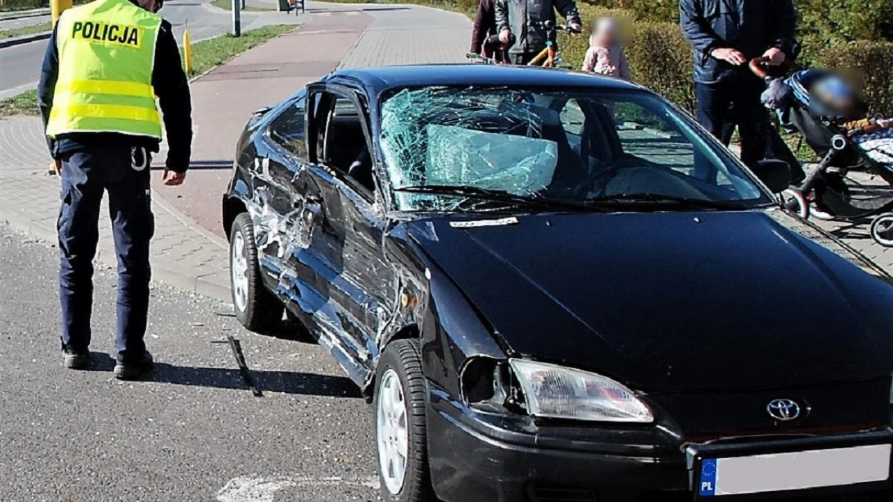 Zderzenie osobówki ze śmieciarką. Policjanci zatrzymali prawo jazdy