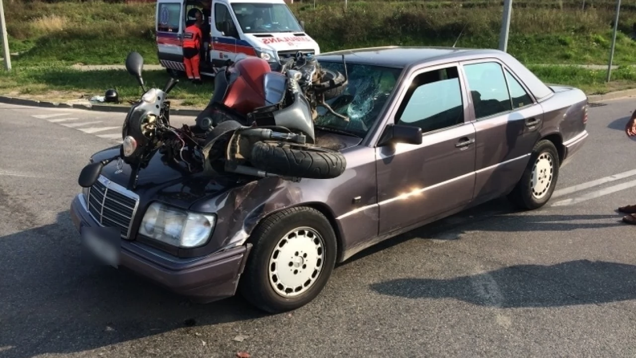 Zderzenie skutera z osobowym Mercedesem
