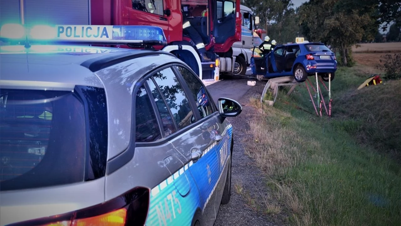 Zderzenie TIRa z osobówką. Policjanci apelują o ostrożność