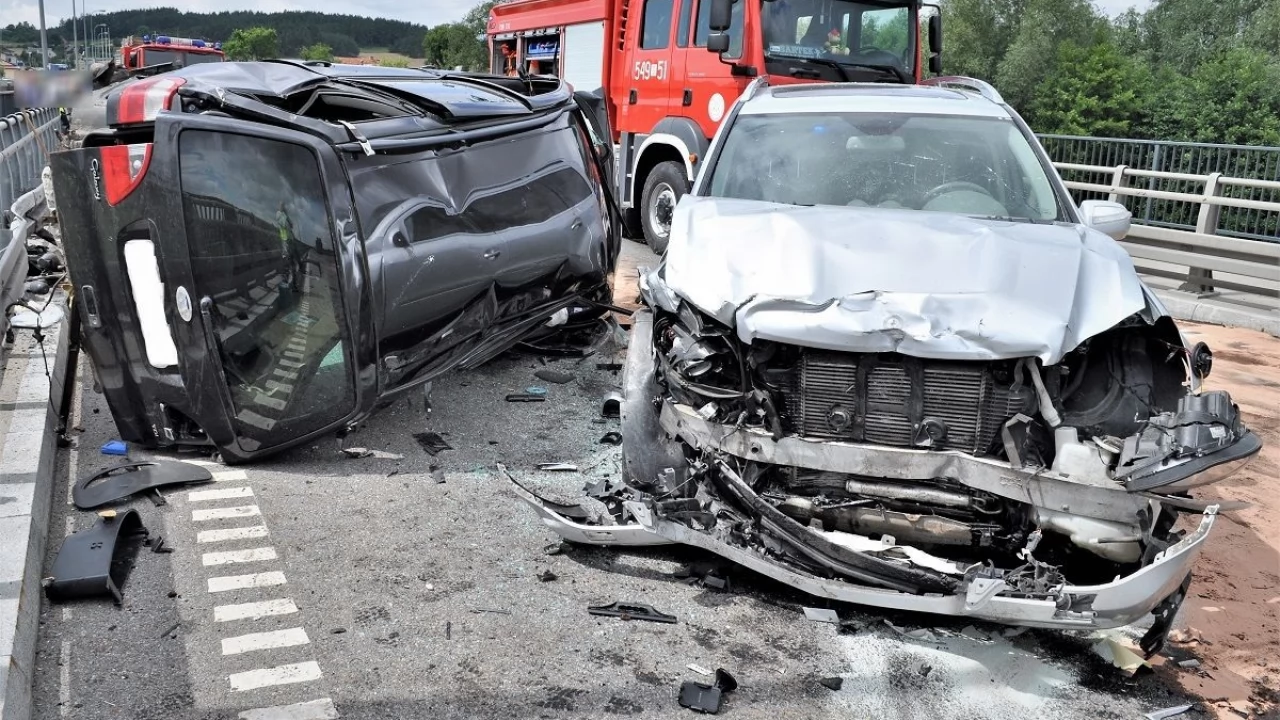 Zderzenie trzech aut. Policjanci apelują o rozwagę na drodze