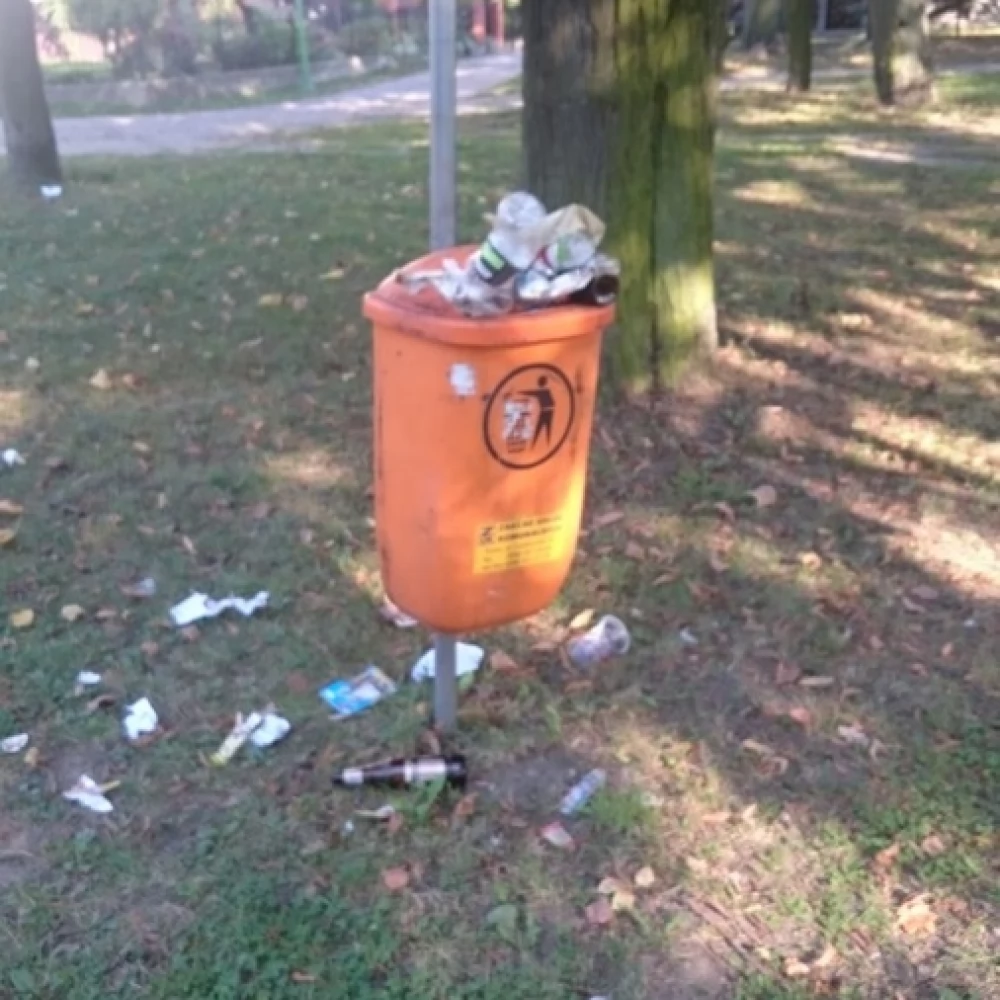 Zdewastowane place zabaw