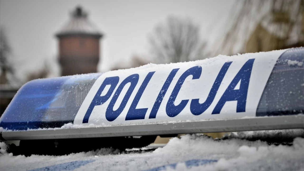 Zimowe warunki na drogach - policjanci apelują o ostrożną jazdę
