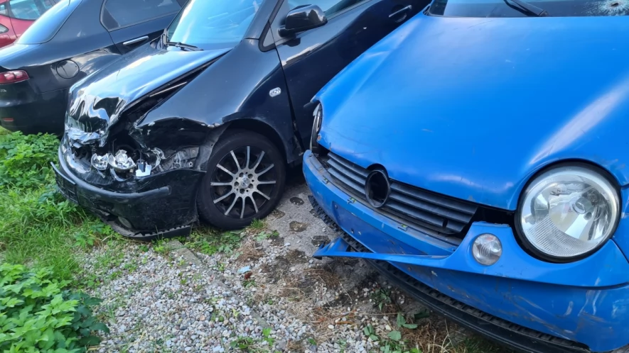 Złomowiec na parkingu