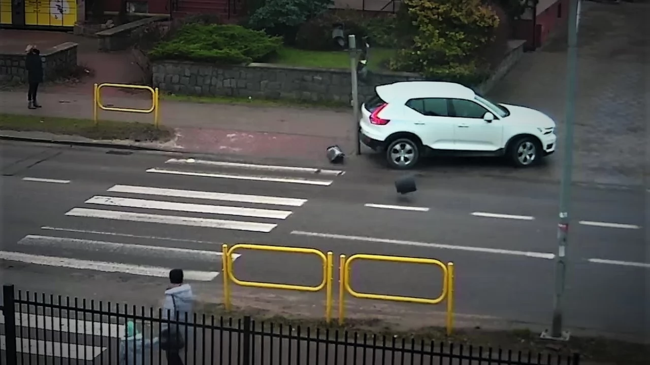 Zniszczył sygnalizator i odjechał. Policjanci szukają świadków
