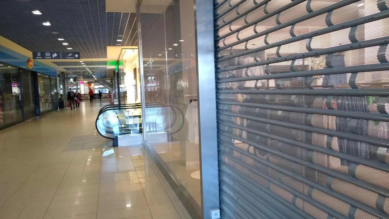 Życie w czasach zarazy. Jedzenie tylko na wynos, puste galerie...