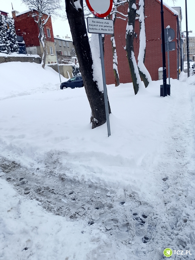Nieodśnieżony chodnik przy Straży Miejskiej - Tcz24