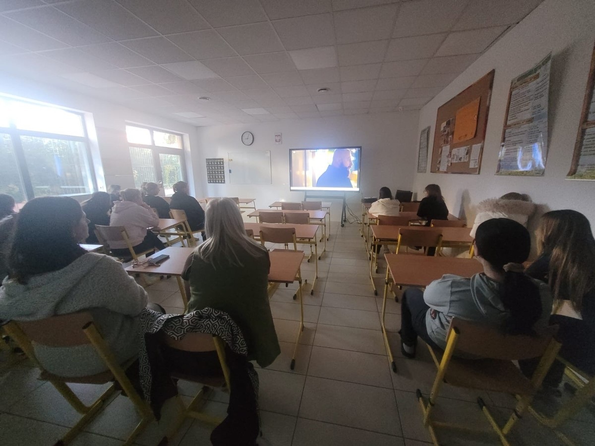 Młodzież z Centrum Kształcenia Zawodowego rozmawiała o cyberprzemocy, hejcie i handlu ludźmi - Aktualności