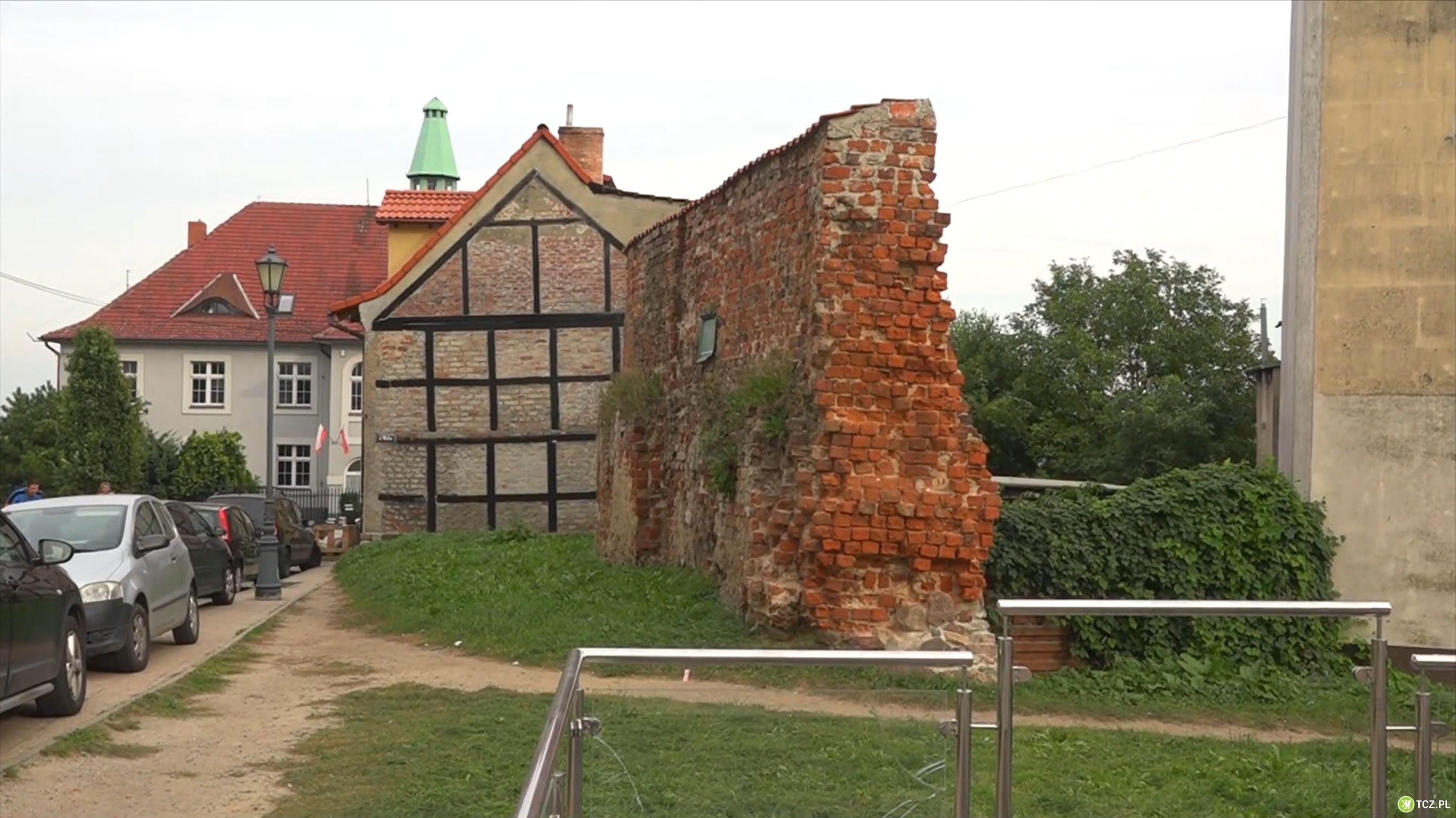 Trwa renowacja murów - Aktualności