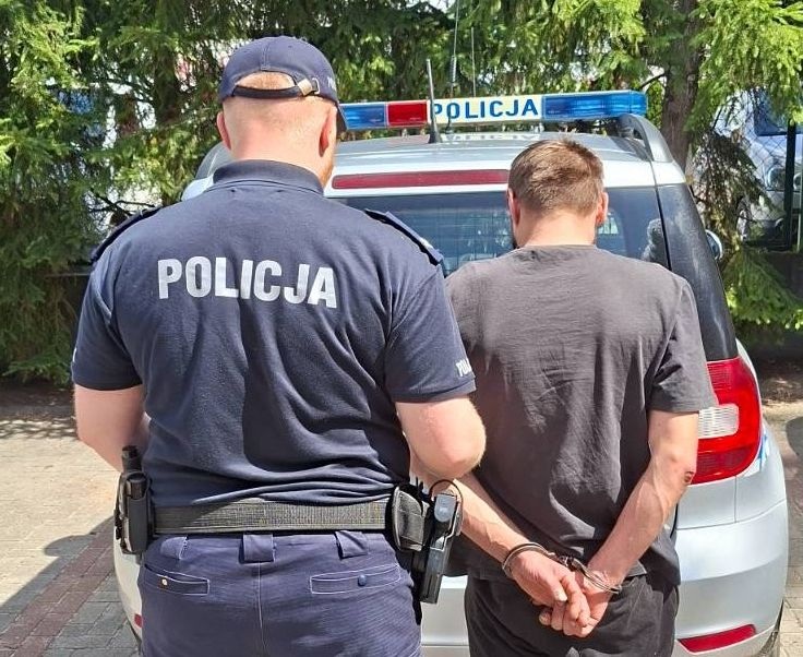 Podczas kontroli nerwowo chował plecak. Miał powód - Aktualności