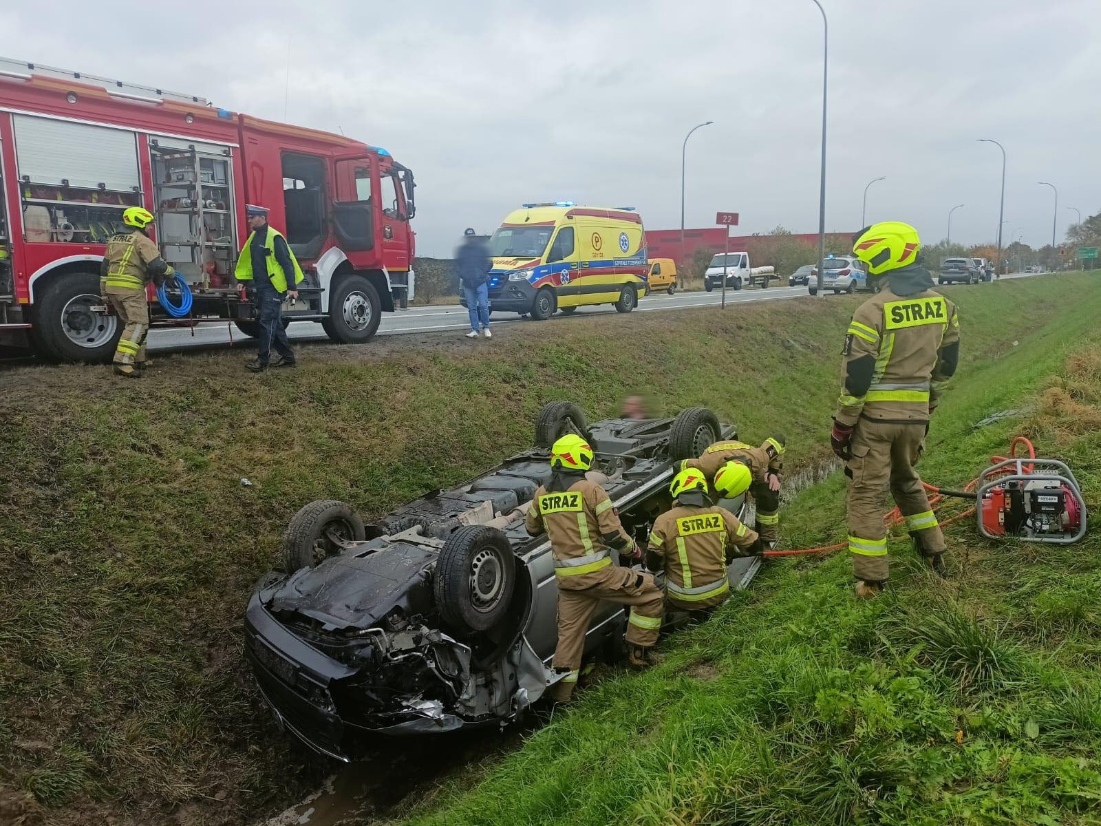 Dachowanie na krajowej 22. Droga zablokowana - Aktualności