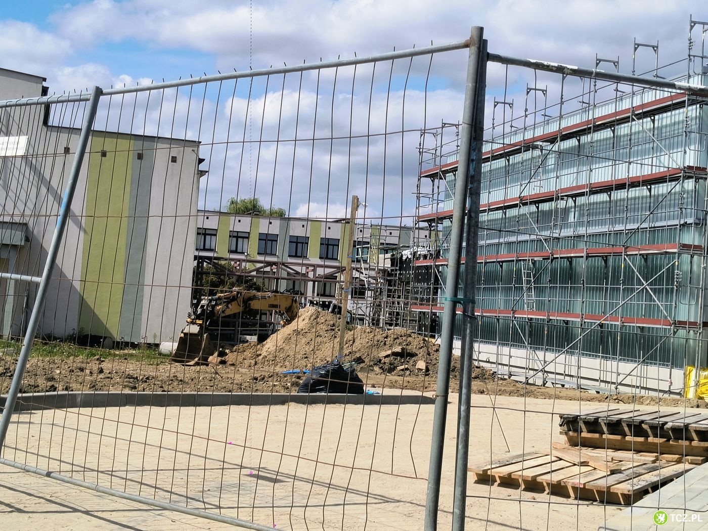 Wypadek na budowie basenu. Mężczyznę zabrało LPR - Aktualności