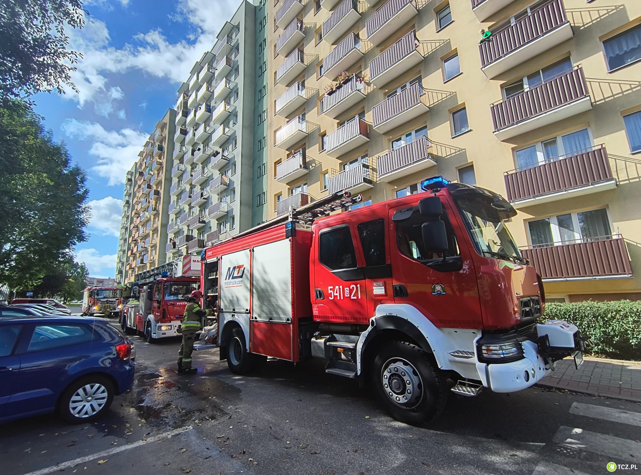 Zadymienie w wieżowcu. Strażacy wyważyli drzwi i zapobiegli pożarowi - Aktualności