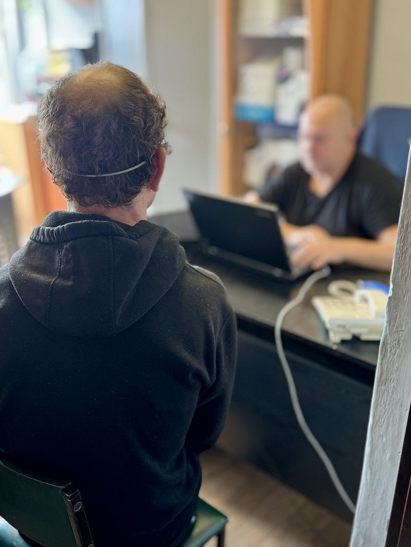 Ukradł torebkę w pociągu i próbował zapłacić cudzą kartą. Długo nie cieszył się łupem! - Aktualności