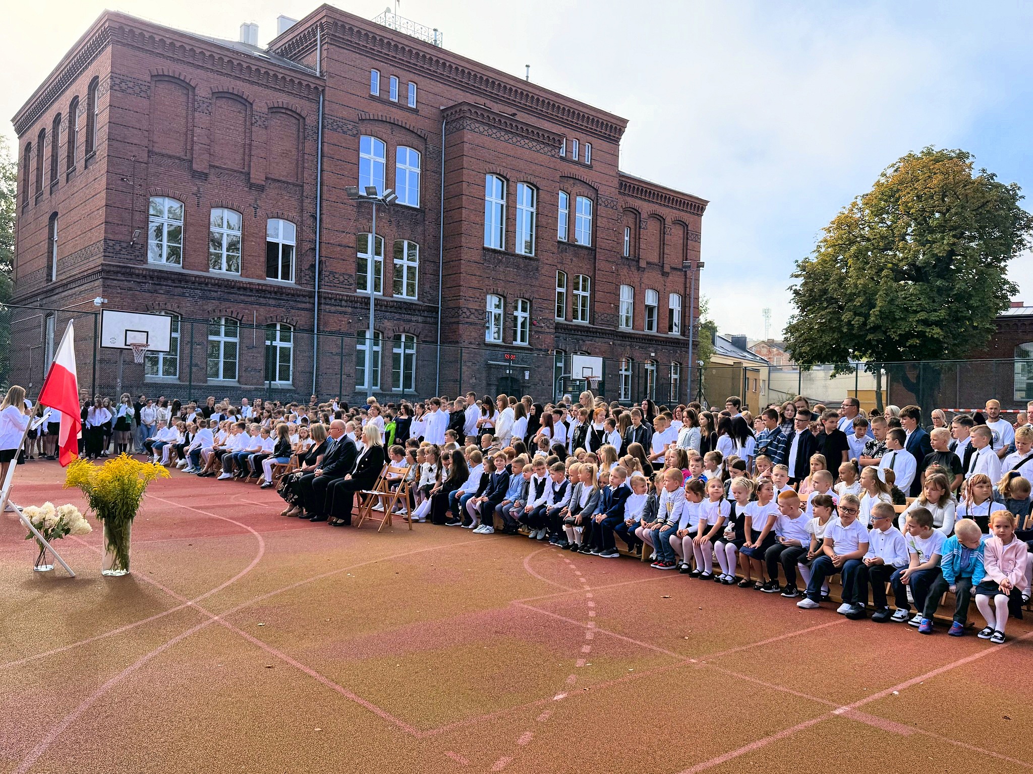 Nowy rok szkolny rozpoczęty. Uczniowie wracają do szkół - Aktualności