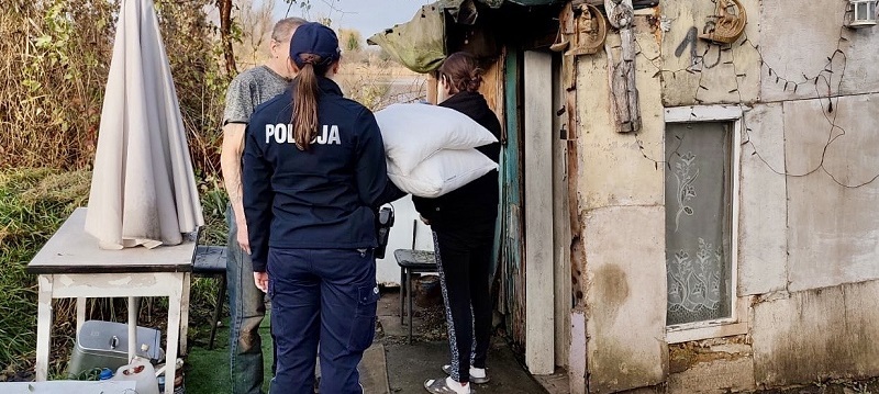 Zabrakło im choćby kołdry, koca i poduszki. Dzielnicowi zareagowali natychmiast - Aktualności
