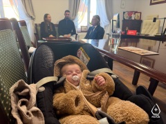 Mały Julek bardzo spieszył się na świat. Urodził się w samochodzie przed dworcem - Aktualności