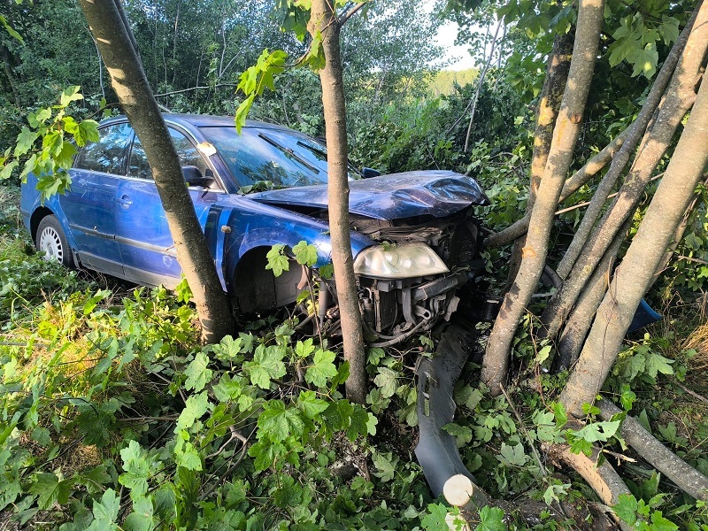 Niebezpieczne wyprzedzanie zakończyło się uderzeniem w drzewo - Aktualności