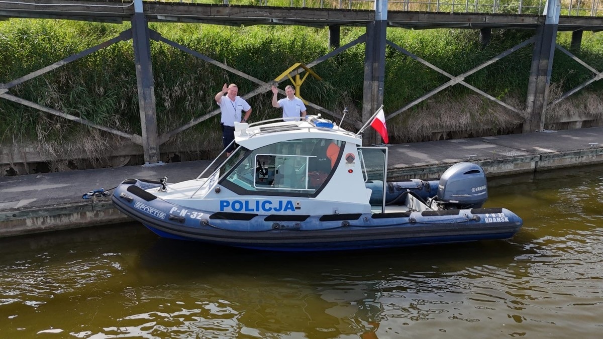Patrolują Wisłę na policyjnej łodzi - w weekend dyscyplinowali gości Sobótek - Aktualności