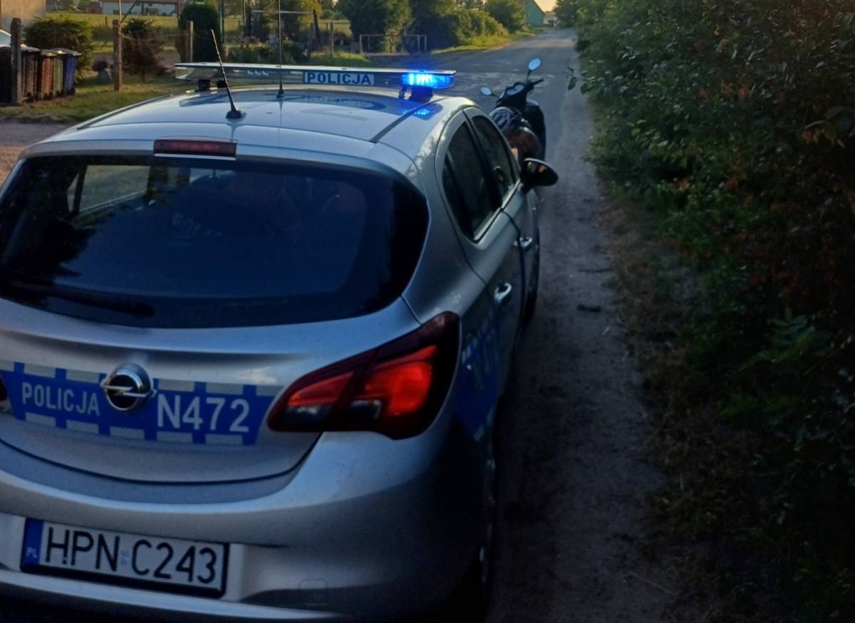 Jechał motorowerem bez kasku i na podwójnym gazie - Aktualności