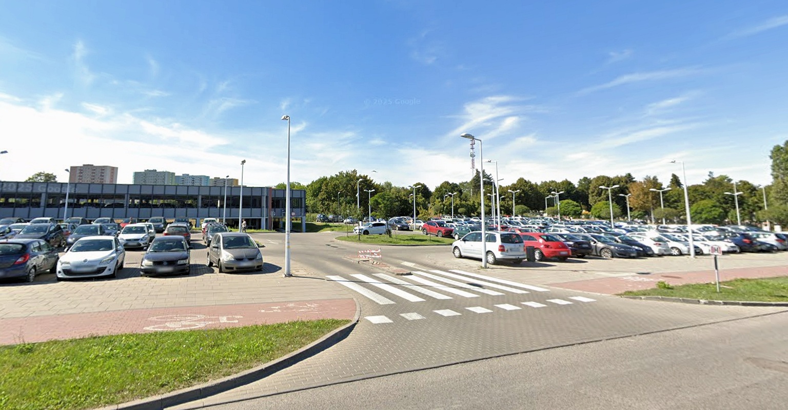 Parking przy dworcu - samochody stoją tygodniami. Czy ktoś coś z tym zrobi? - Tcz24