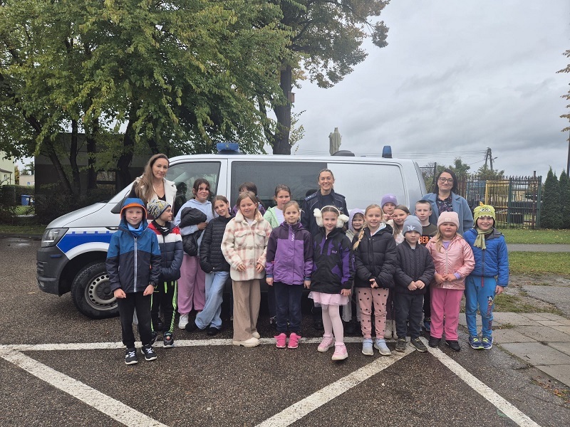 Policjantka odwiedziła uczniów i rozmawiała o bezpieczeństwie, a także pokazała radiowóz - Aktualności