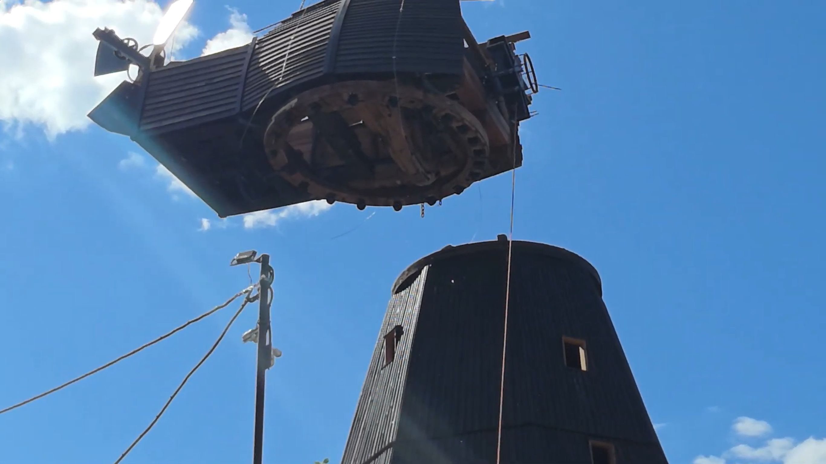 Czapa wiatraka wróciła na swoje miejsce - Aktualności