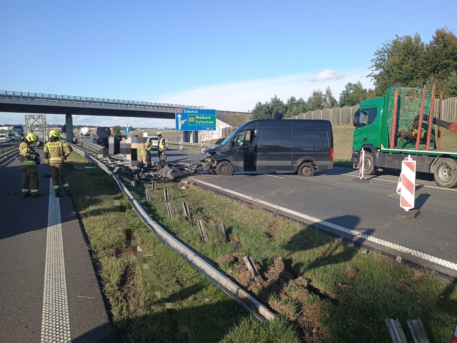 Dostawcze auto staranowało barierę na A1 - Aktualności