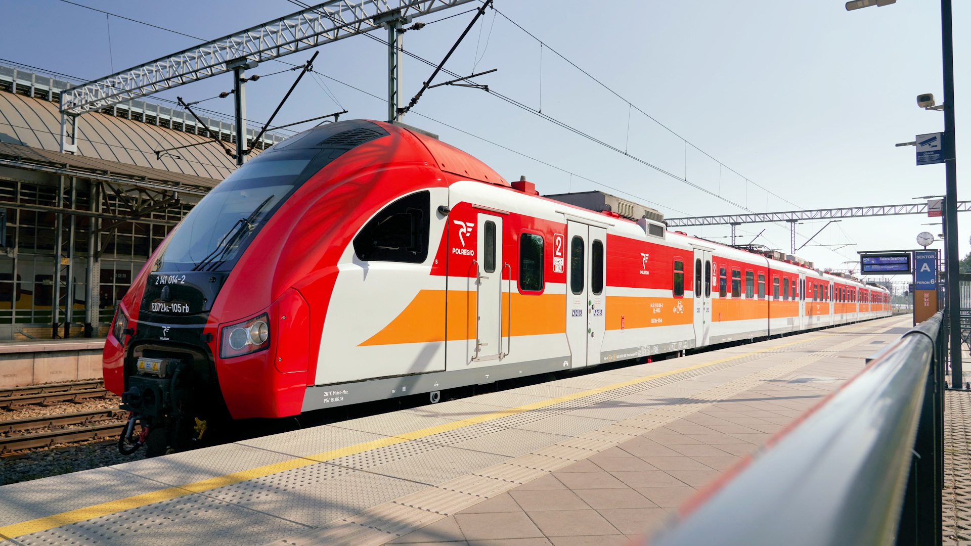 Na długi weekend z POLREGIO. Specjalne bilety i dodatkowe połączenia - Aktualności