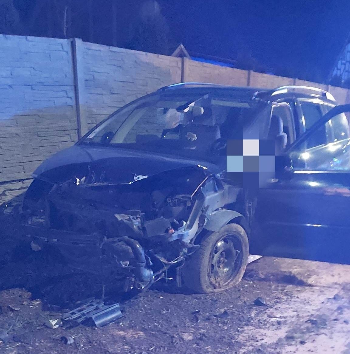 Tczew Auto zatrzymało się na betonowym płocie, po kierowcy ani śladu