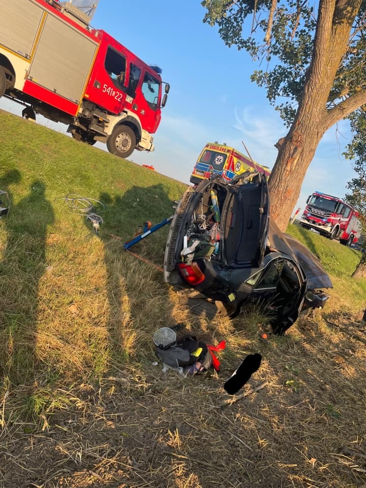 Tczew Auto wypadło z drogi i uderzyło w drzewo Wiadomości Aktualności
