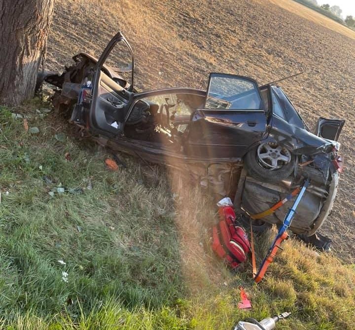 Tczew Auto wypadło z drogi i uderzyło w drzewo Wiadomości Aktualności