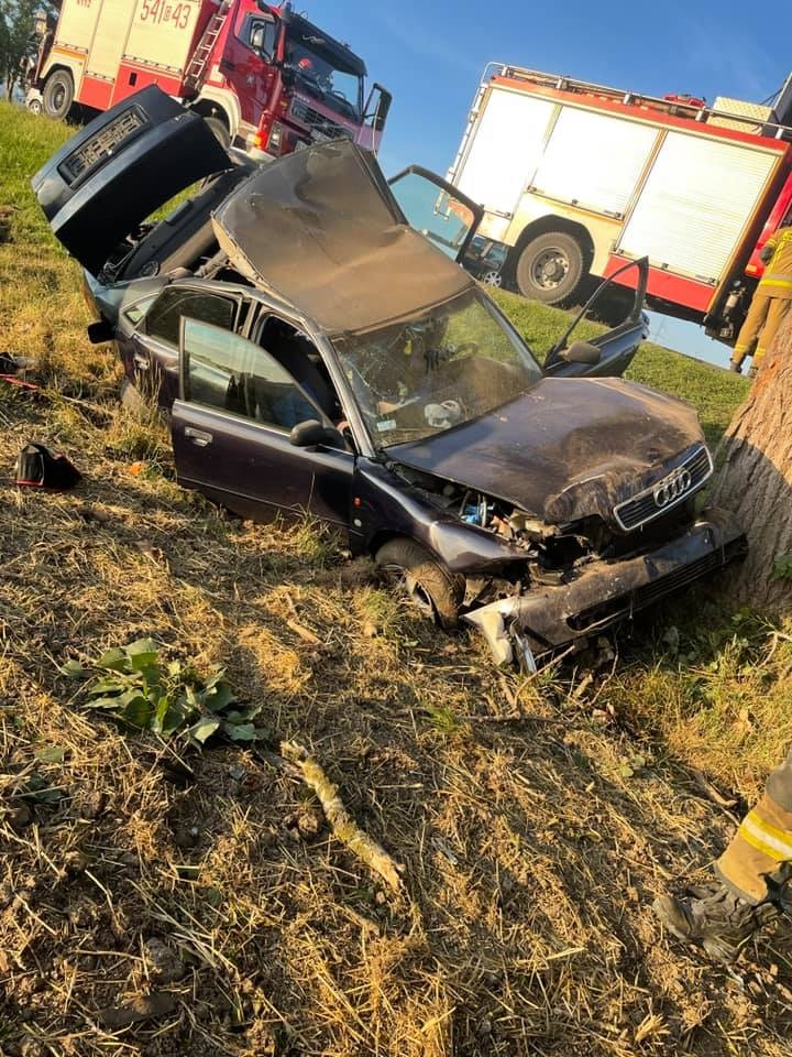 Tczew Auto wypadło z drogi i uderzyło w drzewo Wiadomości Aktualności