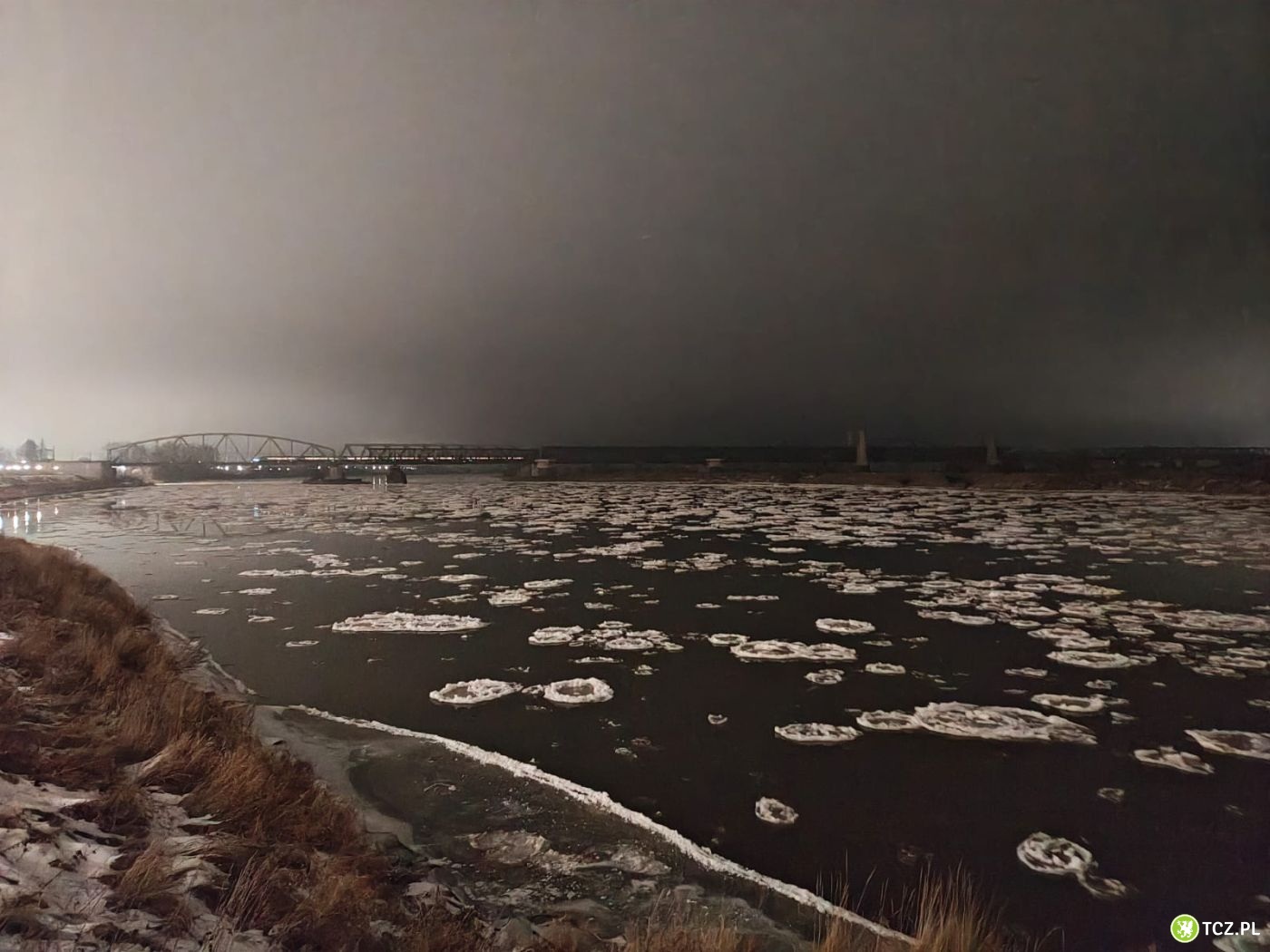 Wisła płynie coraz leniwiej - na rzece pojawił się śryż - Aktualności
