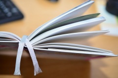Małe materiały, duży efekt. Jak naklejki i zakładki wspierają rozpoznawalność marki? - Aktualności