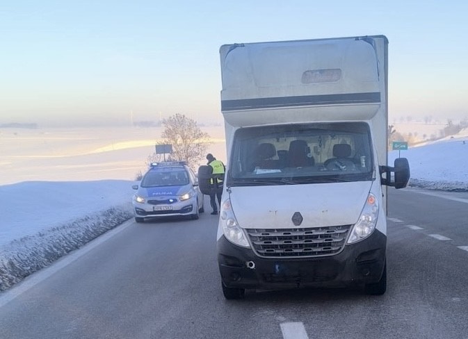 Auto staczało się w dół bez kierowcy. Policjanci użyli służbowych pałek - Aktualności