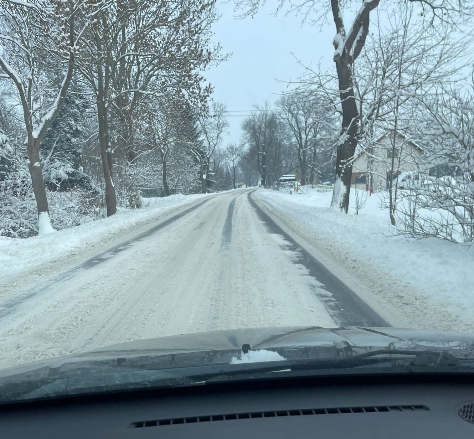 Nieodśnieżony odcinek drogi powiatowej Czatkowy - Tcz24