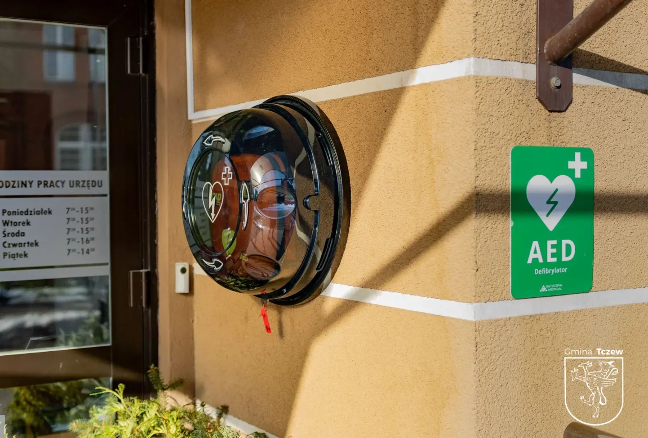 Nowy defibrylator AED przy Urzędzie Gminy - Aktualności