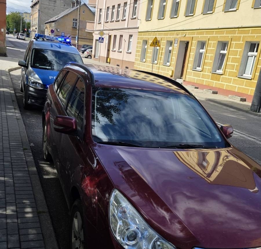 Słoiki z suszem w samochodzie. Policjanci zatrzymali 44-latka - Aktualności