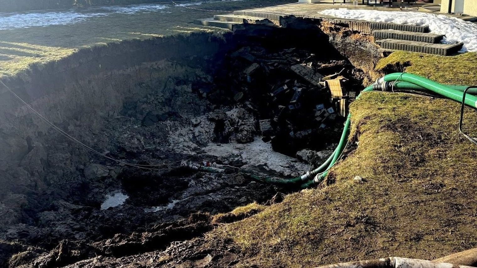 Głęboka wyrwa w ziemi. Osuwisko w Stanisławiu - Aktualności