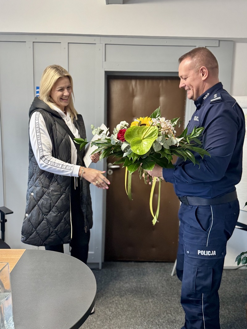Wyjątkowa wizyta w komendzie. Podziękowania za wzorową postawę obywatelską - Aktualności
