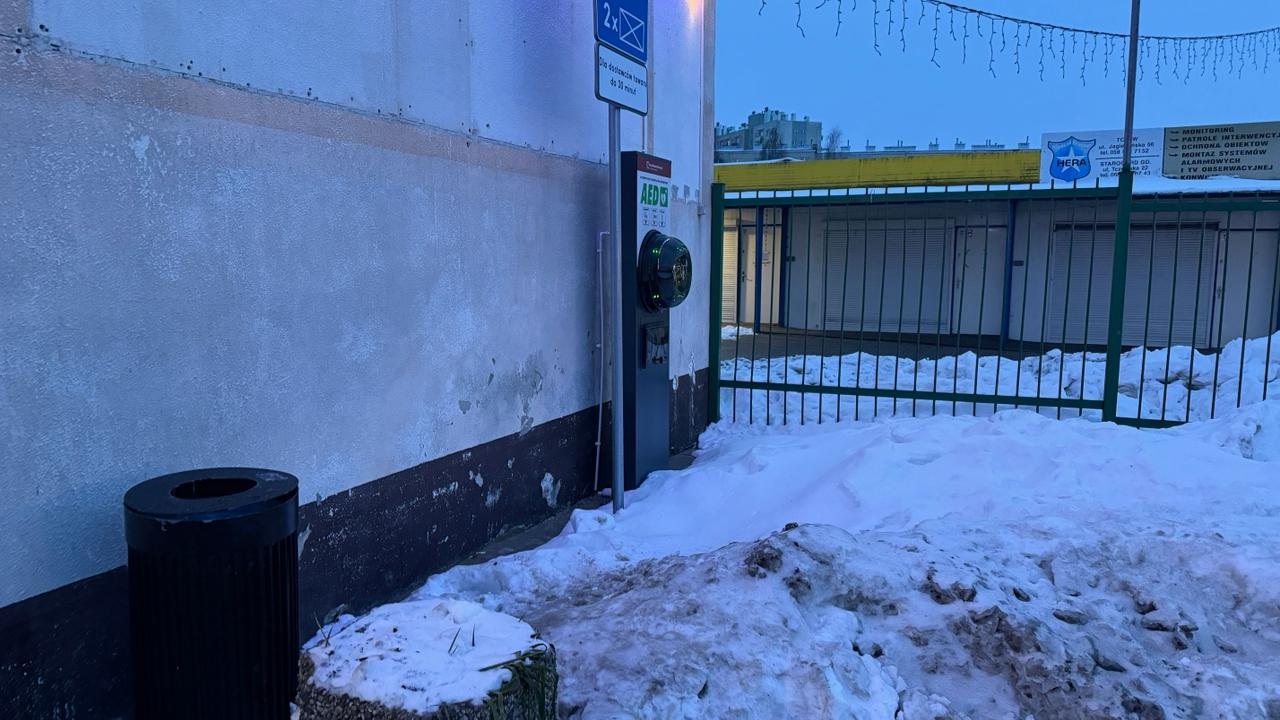 Dostęp do defibrylatora na tczewskim Manhatanie zablokowany przez śnieg - Tcz24