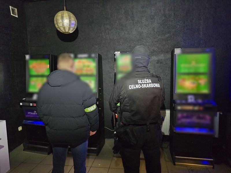 Policjanci z Tczewa zlikwidowali nielegalny salon gier. Sześć automatów i gotówka w rękach służb - Aktualności