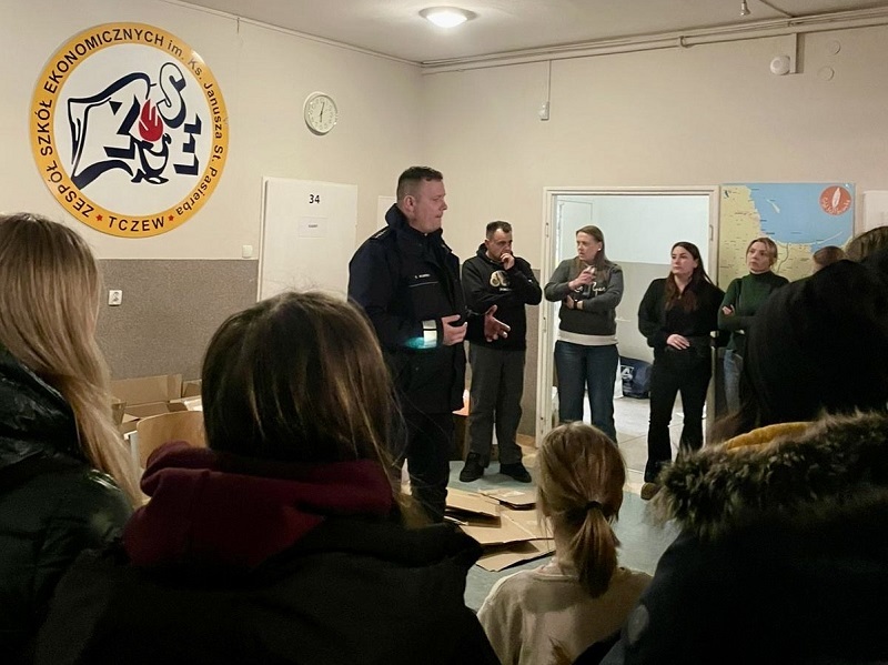 Bezpieczne kwestowanie - dzielnicowy spotkał się z wolontariuszami WOŚP - Aktualności