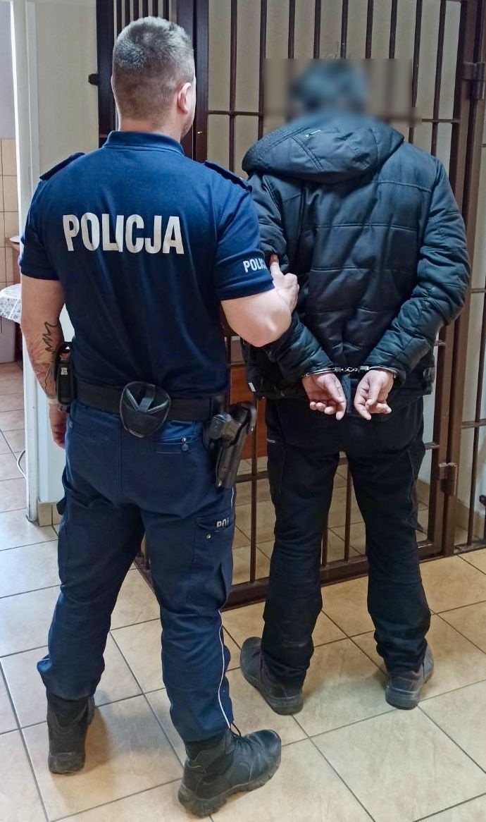 Próbowali włamać się do auta młotkiem. Czterech mężczyzn z zarzutami - Aktualności