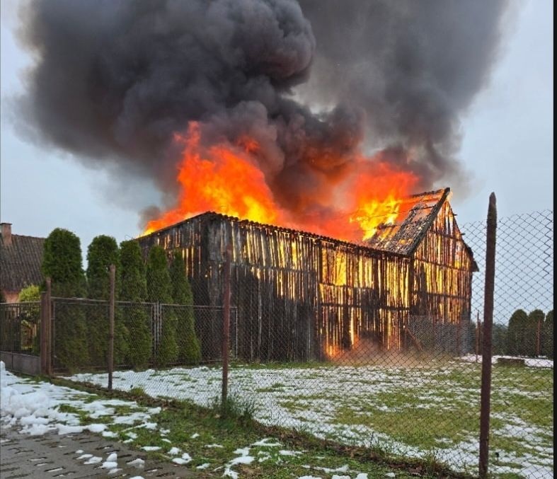 Pożar w Rajkowach. Spłonęły budynki gospodarcze - Aktualności