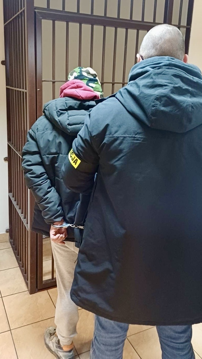 Kontrola drogowa zakończona zarzutem. Kierowca bez prawa jazdy, pasażer z narkotykami - Aktualności