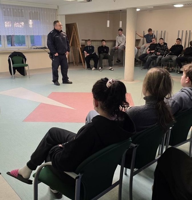 Dzielnicowy spotkał się z młodzieżą w internacie. Rozmawiali o uzależnieniach i odpowiedzialności prawnej - Aktualności