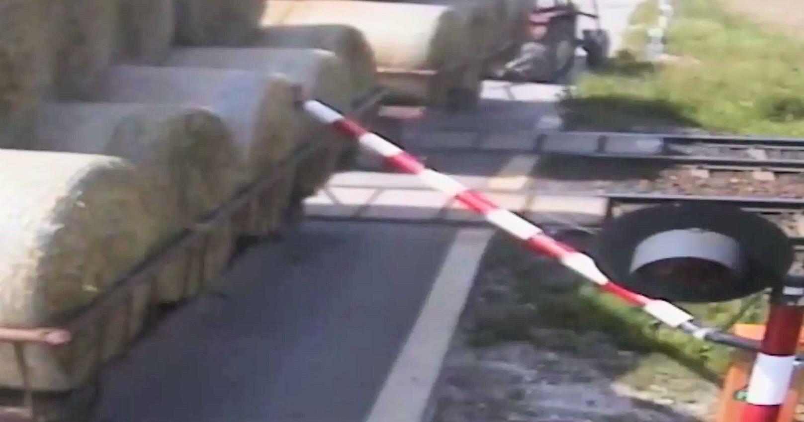 Trzy poważne zdarzenia w kilka dni. Ciągnik zderzył się z pociągiem, spłonęła ciężarówka, byli ranni - Aktualności