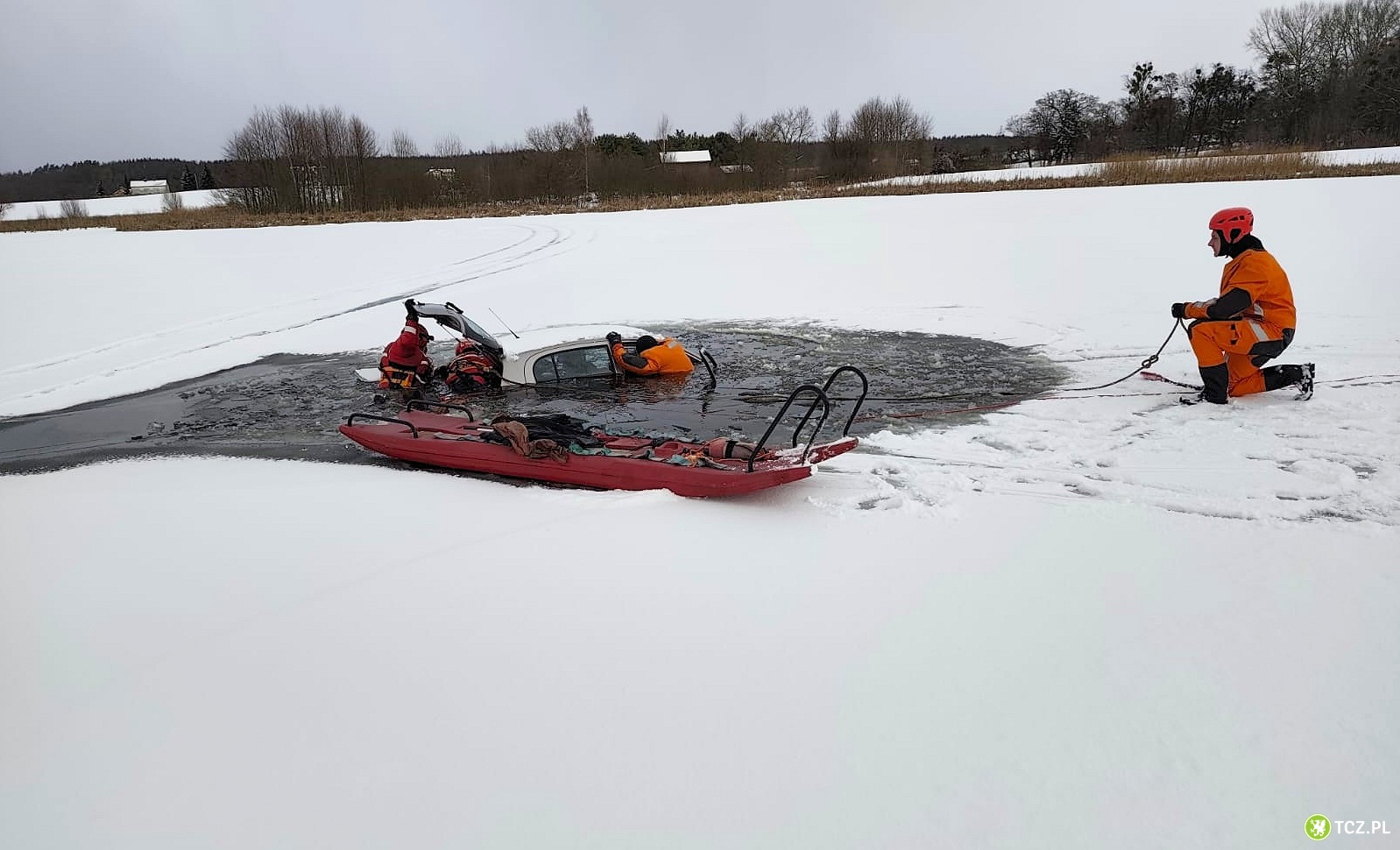 Wjechali samochodem na zamarznięte jezioro. Lód się załamał [AKTUALIZACJA] - Aktualności